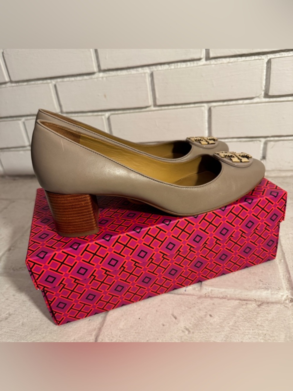 Tory Burch Claire 50mm Round Toe Pump French Gray Gold Size 10 - Picture 2 of 16
